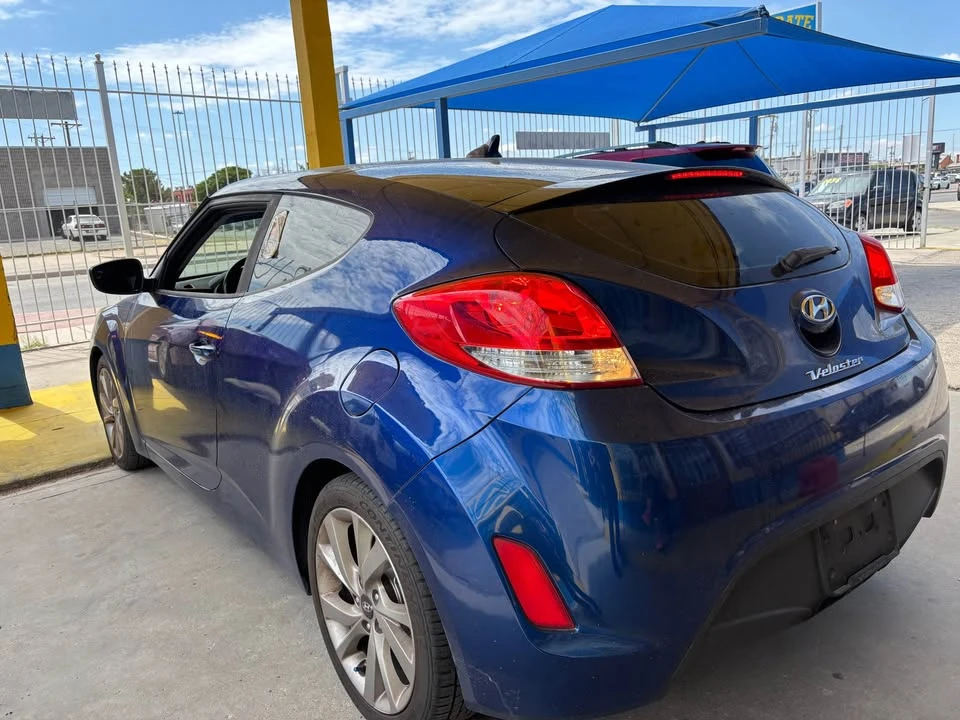 2017 Hyundai Veloster - Image 2 of 2