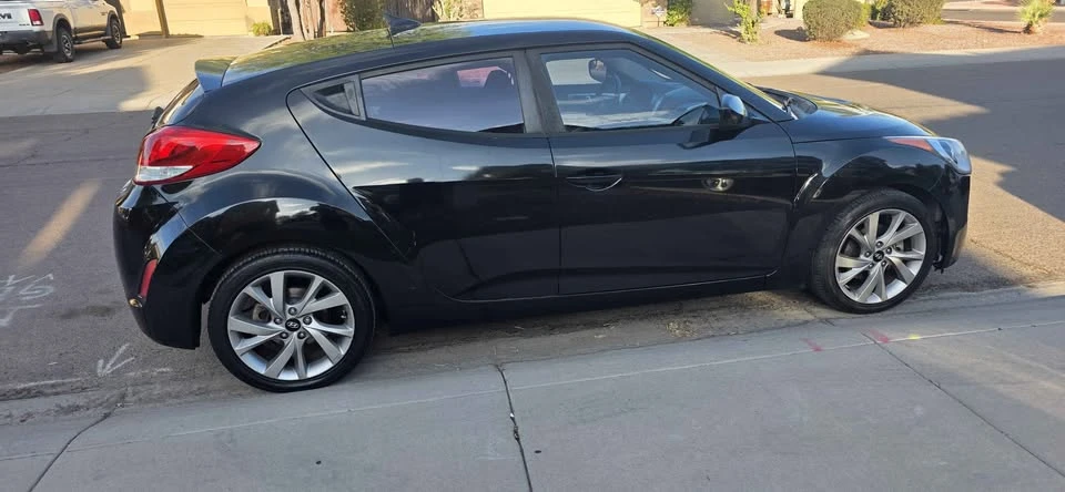 2017 Hyundai Veloster - Image 2 of 4