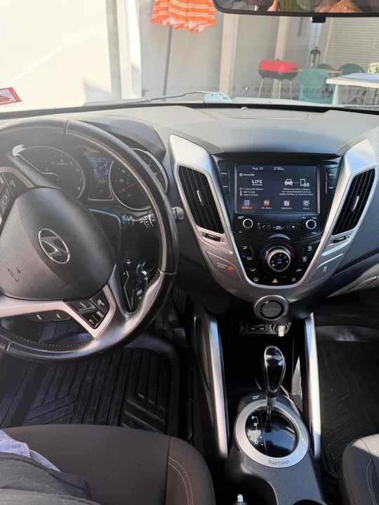 2017 Hyundai Veloster - Image 2 of 4