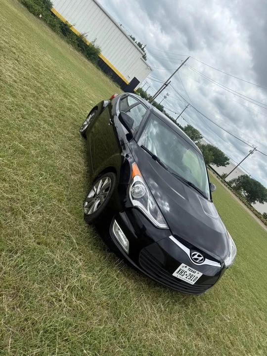 2017 Hyundai Veloster - Image 2 of 18