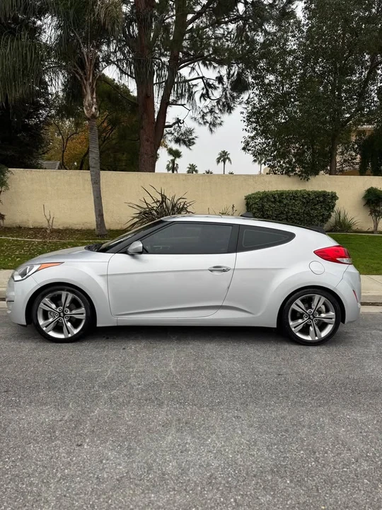 2017 Hyundai Veloster - Image 2 of 10