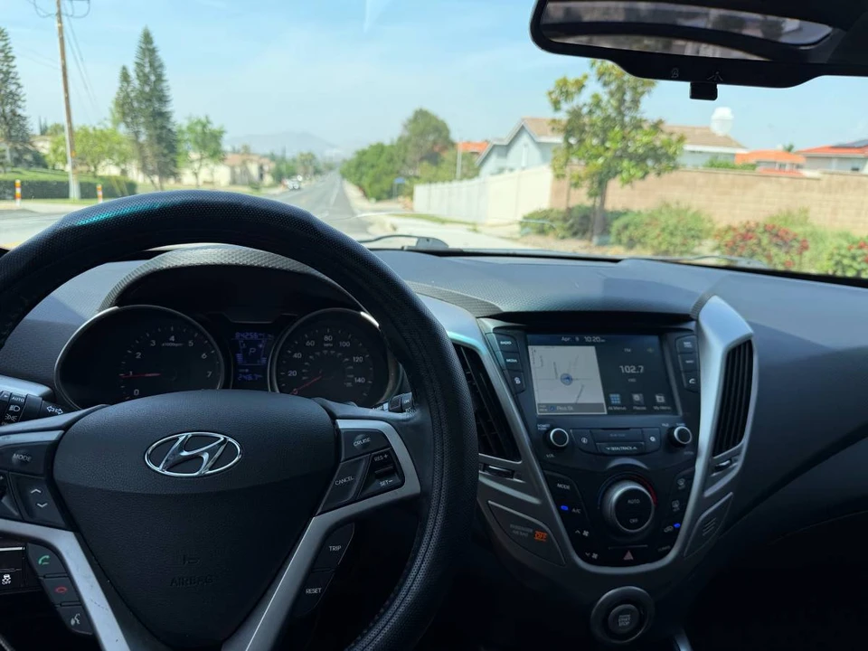 2017 Hyundai Veloster - Image 11 of 12