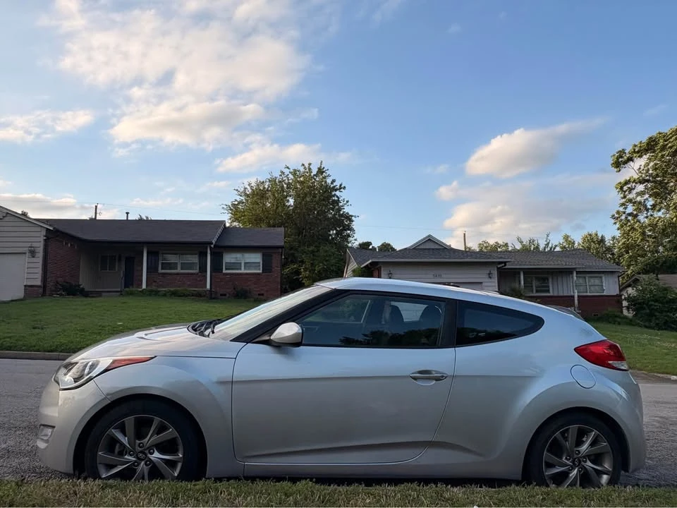 2017 Hyundai Veloster - Image 8 of 11