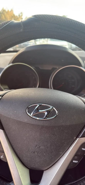 2017 Hyundai Veloster - Image 2 of 10