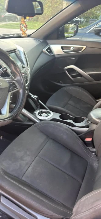 2017 Hyundai Veloster - Image 7 of 10