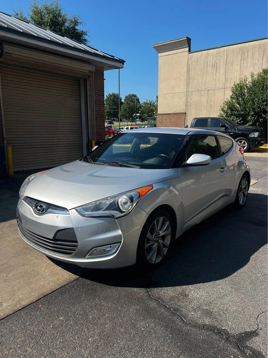 2017 Hyundai Veloster - Image 2 of 18