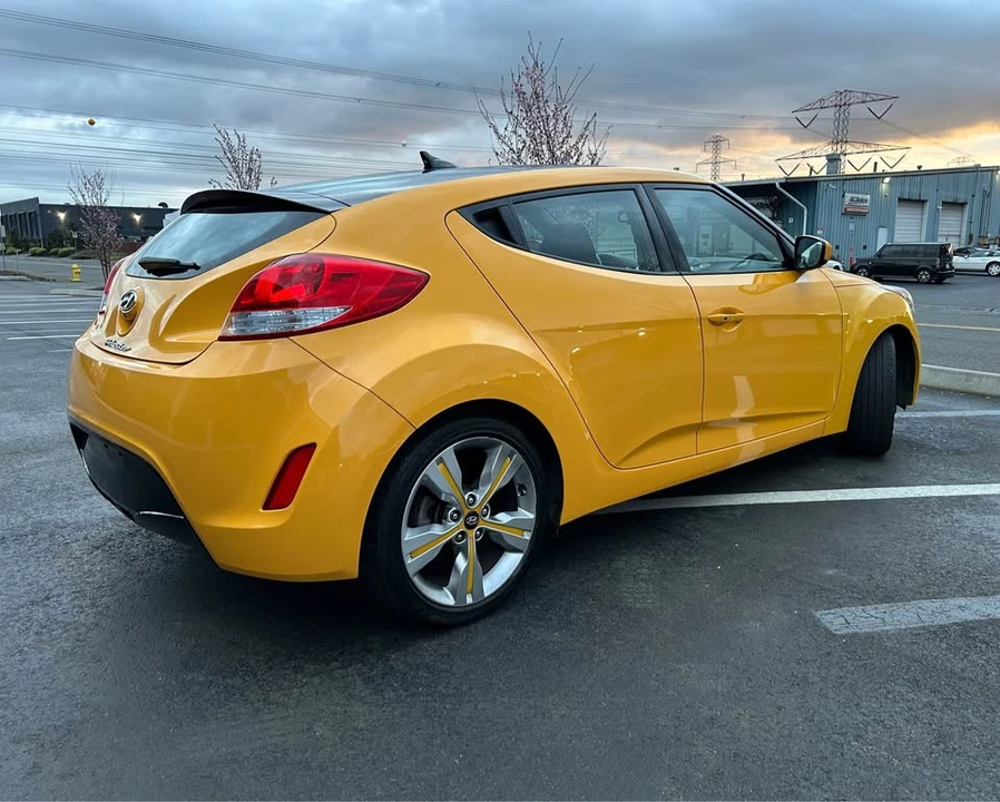 2017 Hyundai Veloster - Image 2 of 18