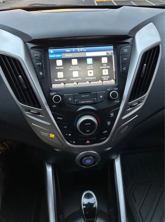 2017 Hyundai Veloster - Image 8 of 18