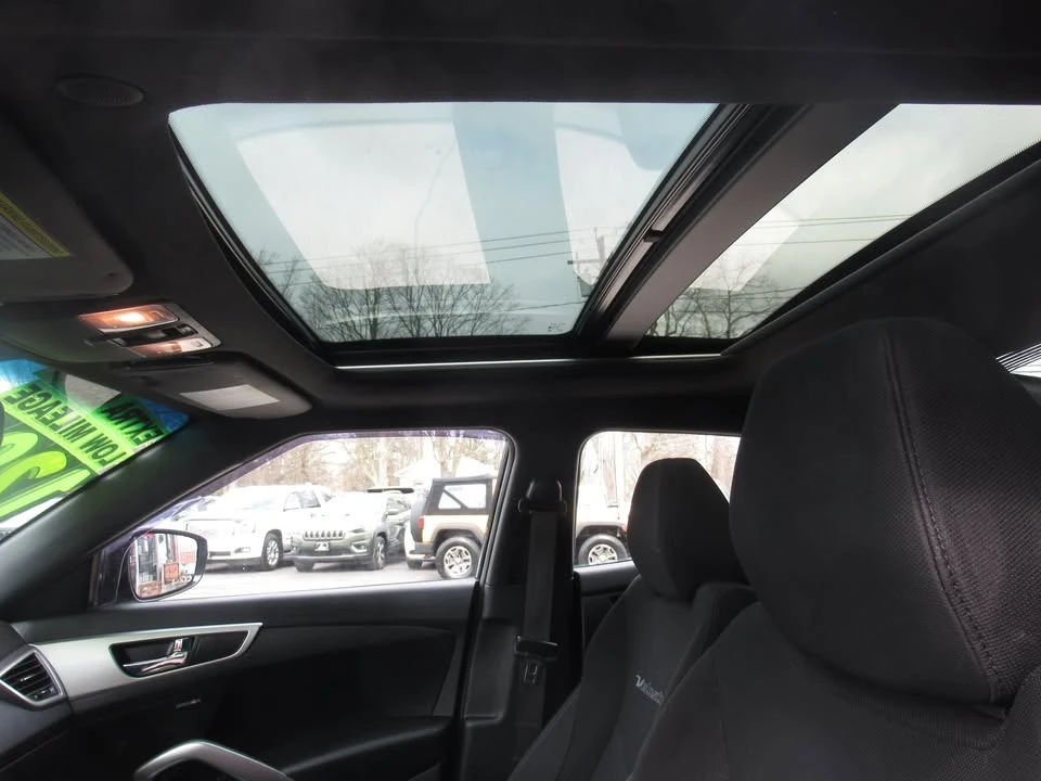 2017 Hyundai Veloster - Image 10 of 11