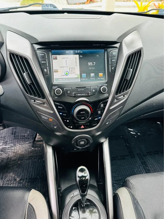 2017 Hyundai Veloster - Image 7 of 18