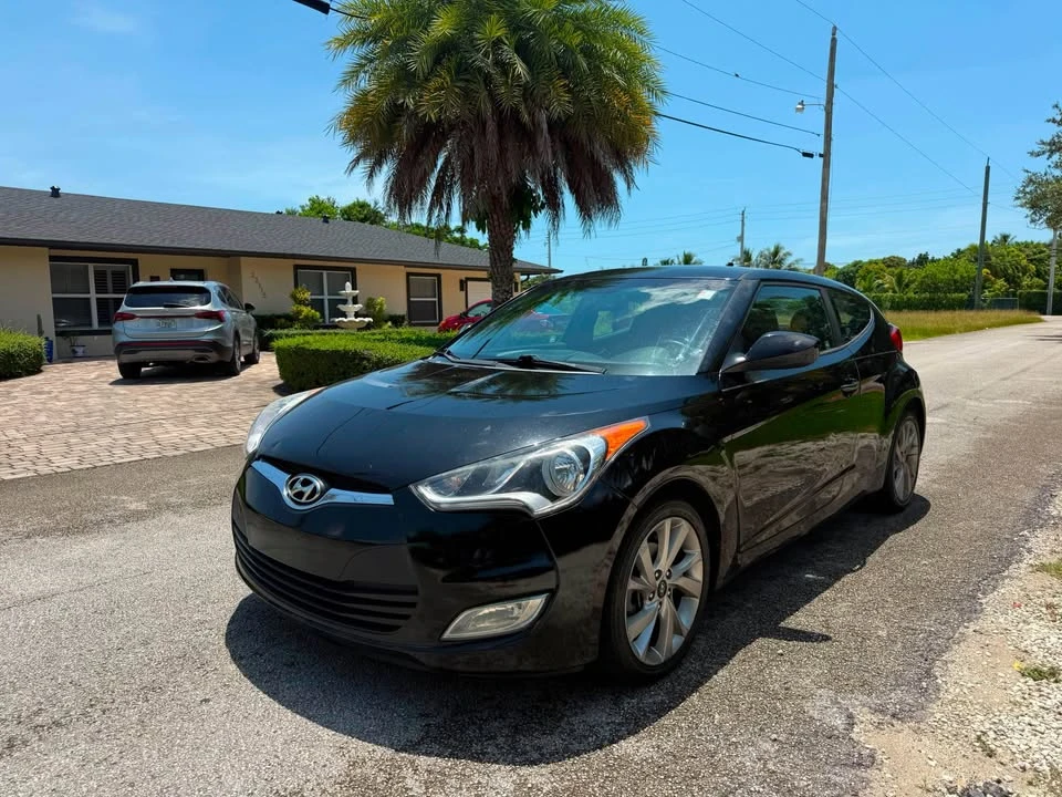 2017 Hyundai Veloster - Image 2 of 8