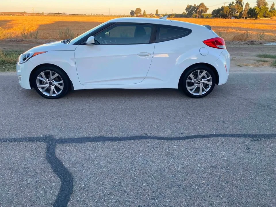 2017 Hyundai Veloster - Image 6 of 10