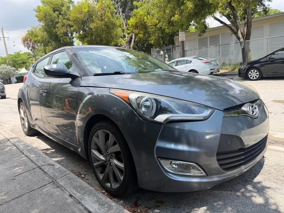 2017 Hyundai Veloster - Image 2 of 5