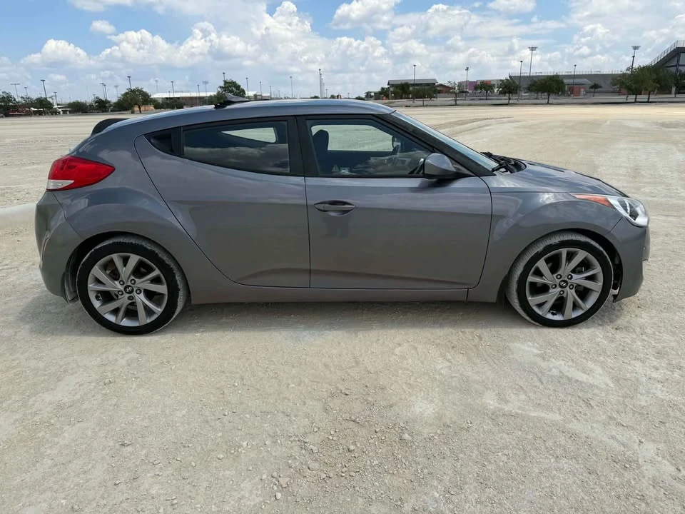 2017 Hyundai Veloster - Image 10 of 20