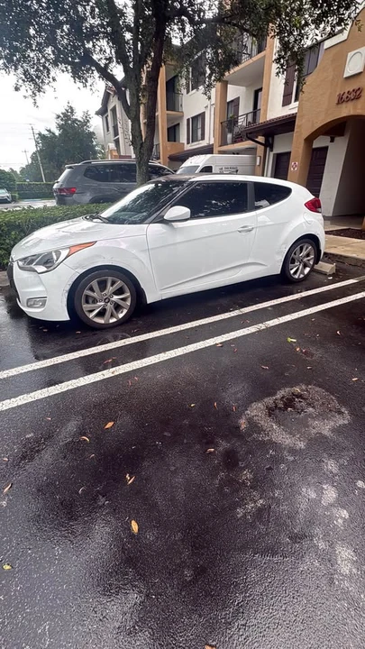 2017 Hyundai Veloster - Image 2 of 4