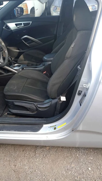 2017 Hyundai Veloster - Image 6 of 10