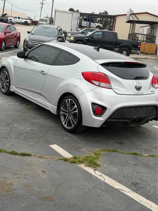 2017 Hyundai Veloster - Image 2 of 20