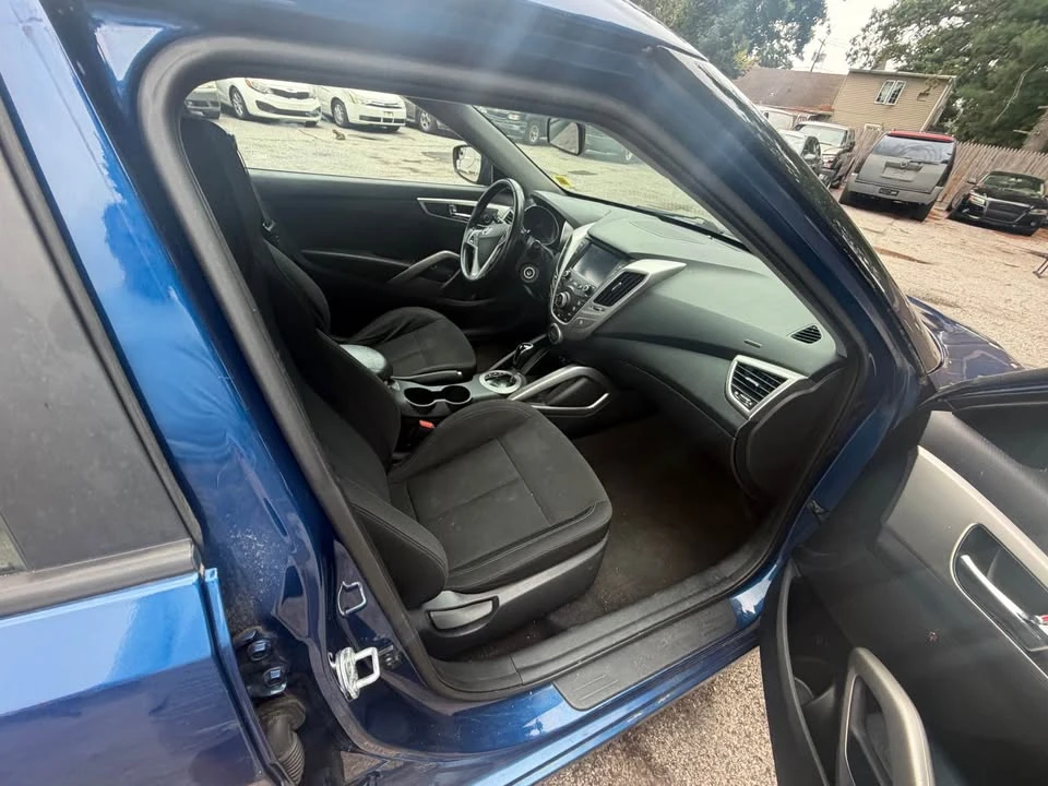 2017 Hyundai Veloster - Image 10 of 11