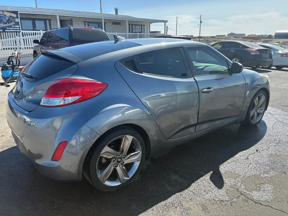 2017 Hyundai Veloster - Image 2 of 5