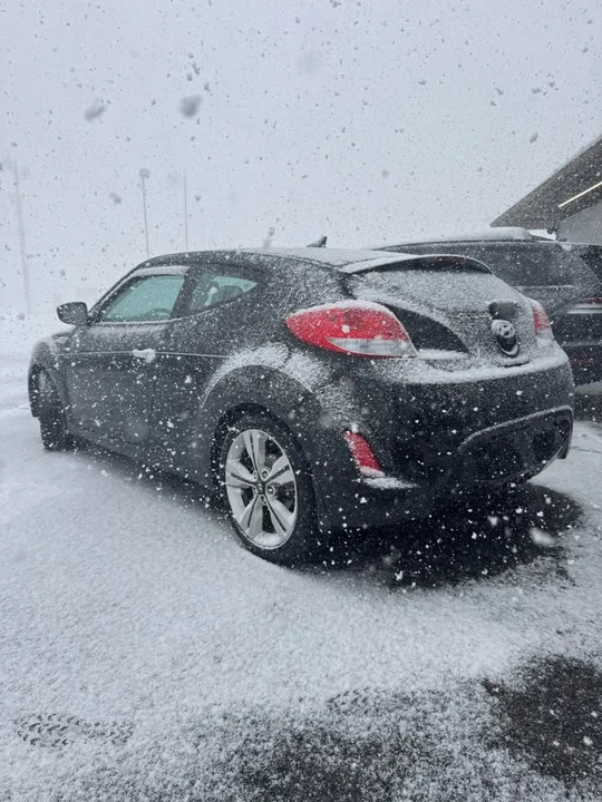 2017 Hyundai Veloster - Image 2 of 5