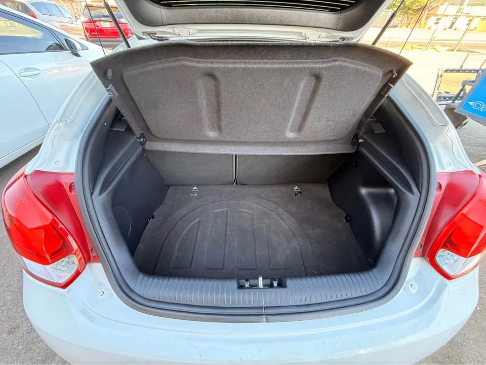 2017 Hyundai Veloster - Image 8 of 11