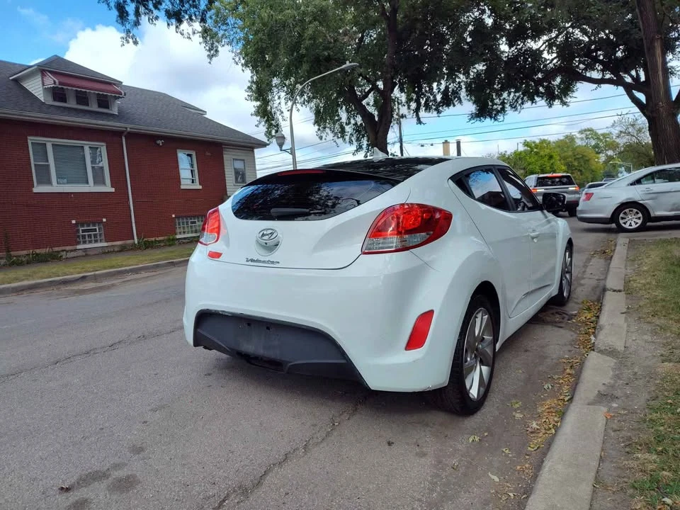 2017 Hyundai Veloster - Image 2 of 20