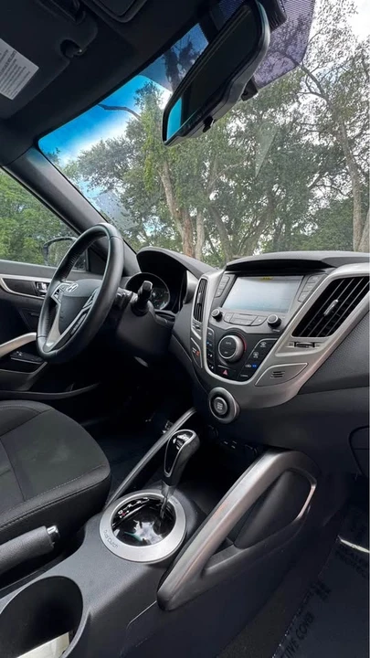 2017 Hyundai Veloster - Image 2 of 7