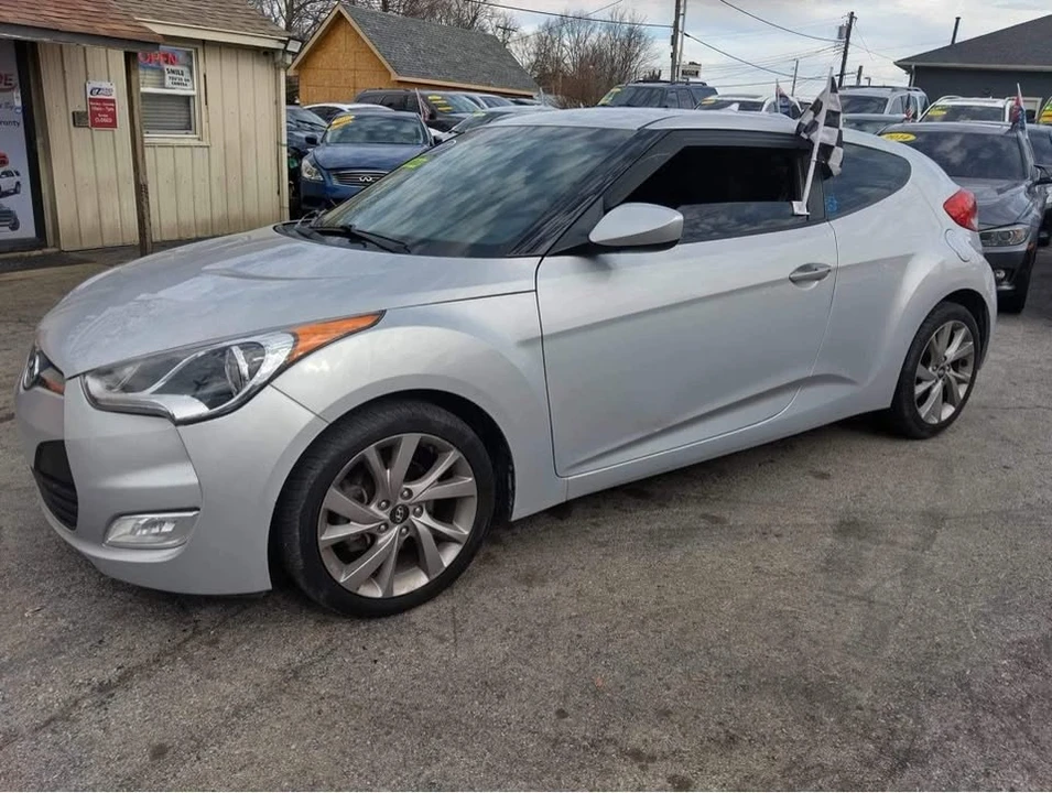 2017 Hyundai Veloster - Image 2 of 11