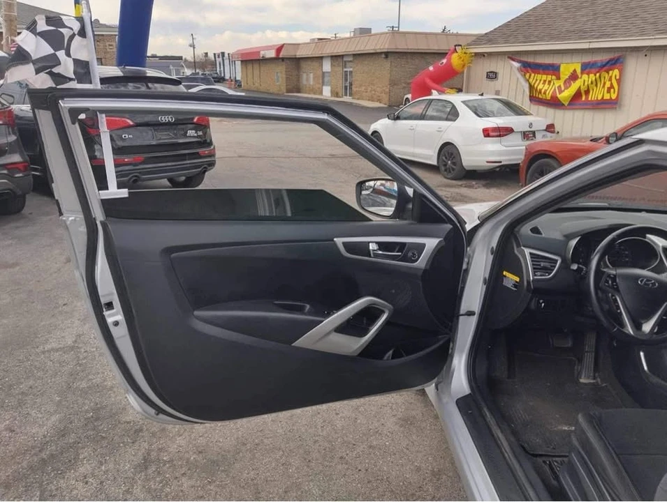 2017 Hyundai Veloster - Image 6 of 11