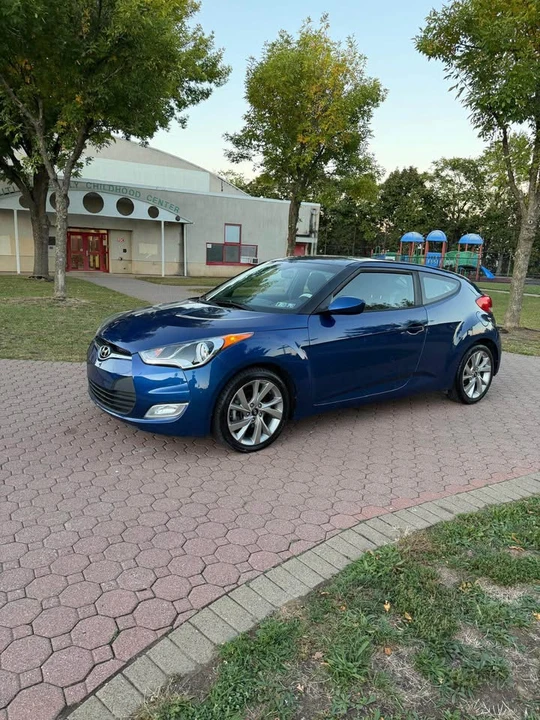 2017 Hyundai Veloster - Image 2 of 15