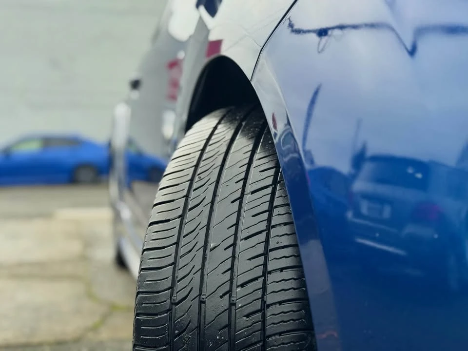 2017 Hyundai Veloster - Image 2 of 17