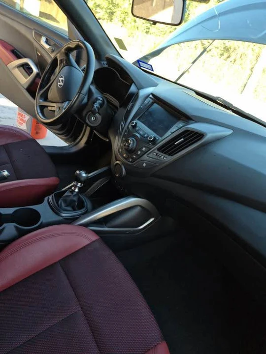 2017 Hyundai Veloster - Image 2 of 4