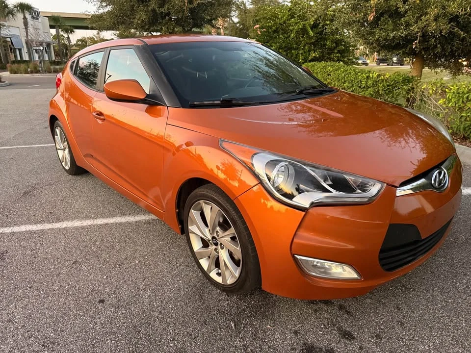 2017 Hyundai Veloster - Image 2 of 18