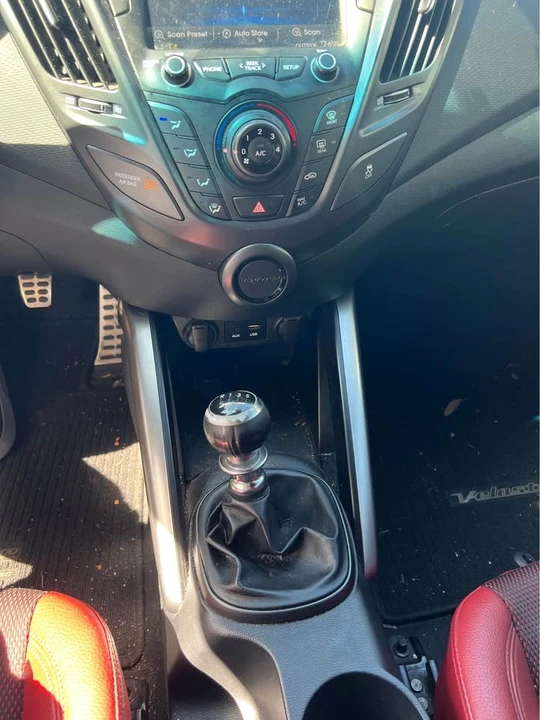 2017 Hyundai Veloster - Image 7 of 12