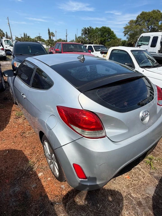 2017 Hyundai Veloster - Image 2 of 5
