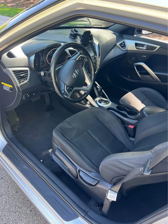 2017 Hyundai Veloster - Image 6 of 11