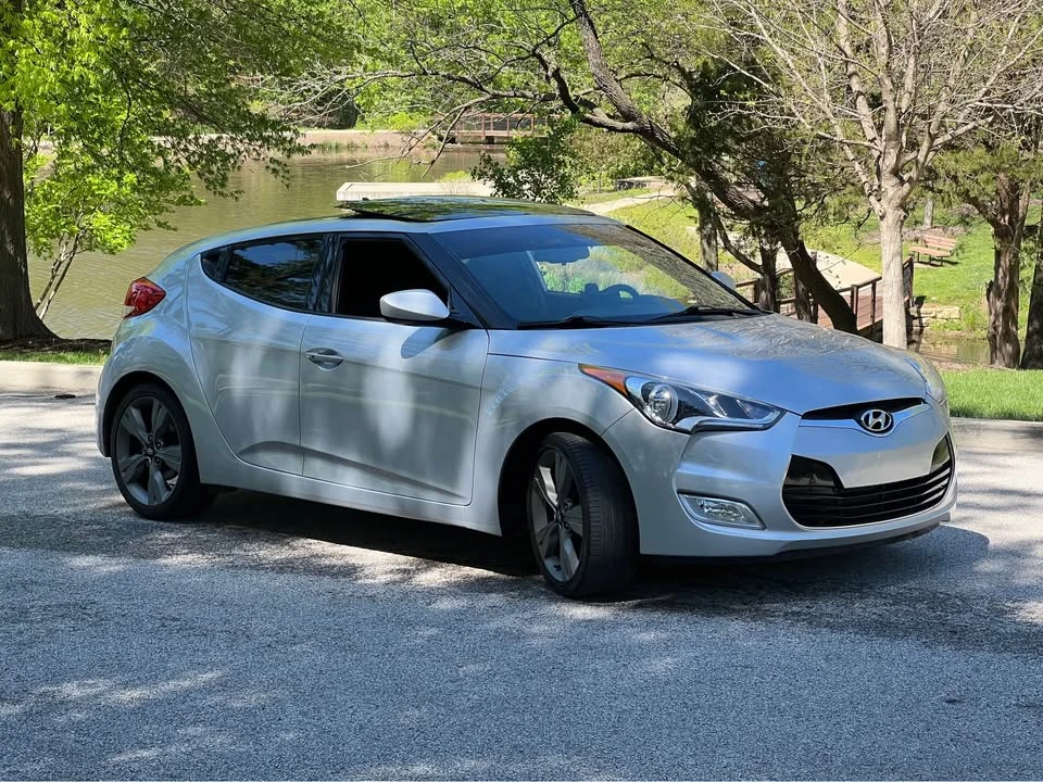 2017 Hyundai Veloster - Image 2 of 11