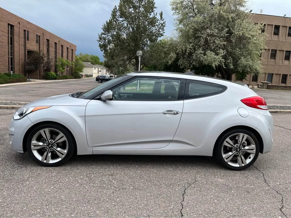 2017 Hyundai Veloster - Image 2 of 20