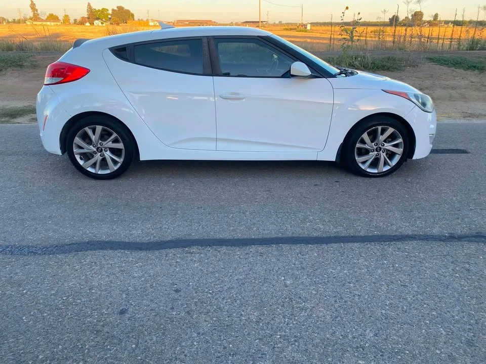 2017 Hyundai Veloster - Image 9 of 11