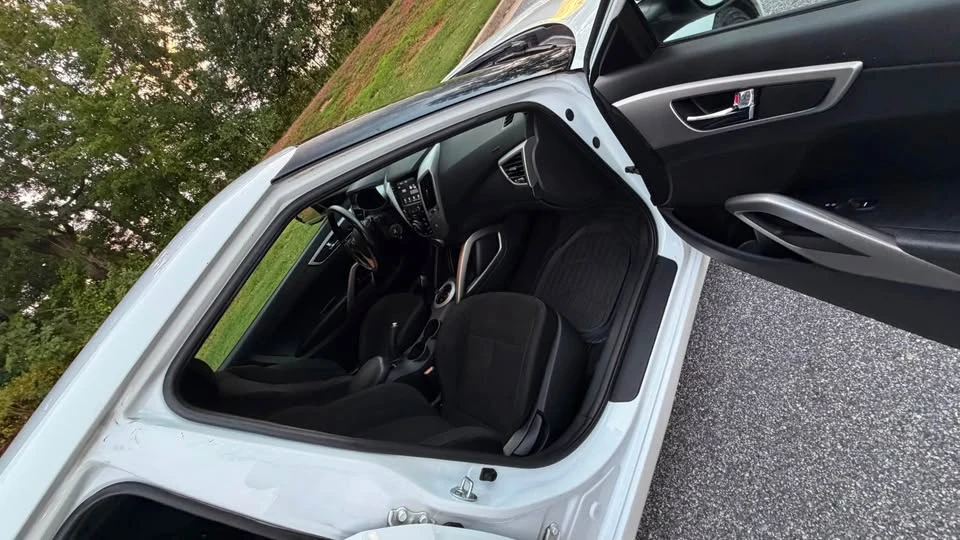 2017 Hyundai Veloster - Image 7 of 10