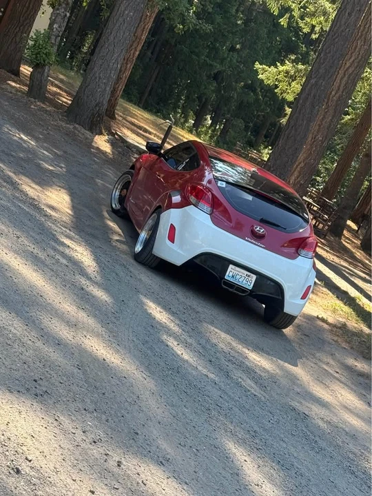 2017 Hyundai Veloster - Image 2 of 11