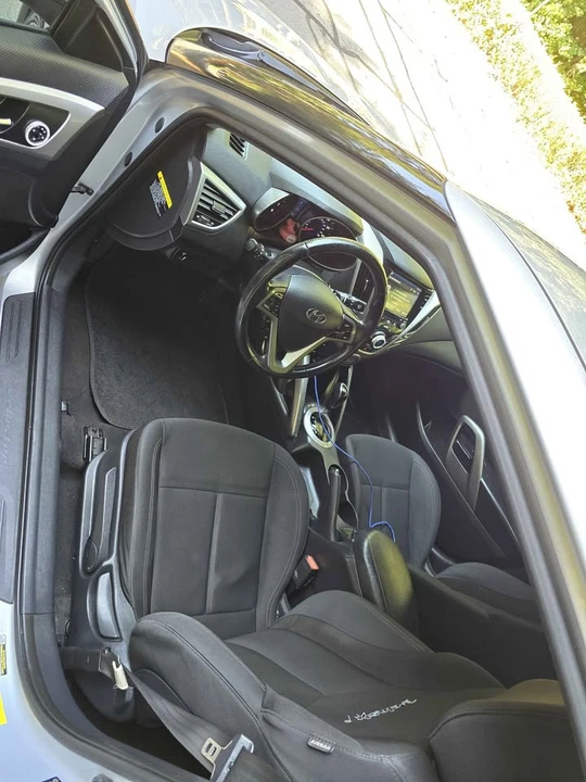 2017 Hyundai Veloster - Image 9 of 18