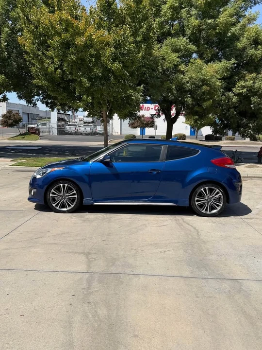 2017 Hyundai Veloster - Image 2 of 20