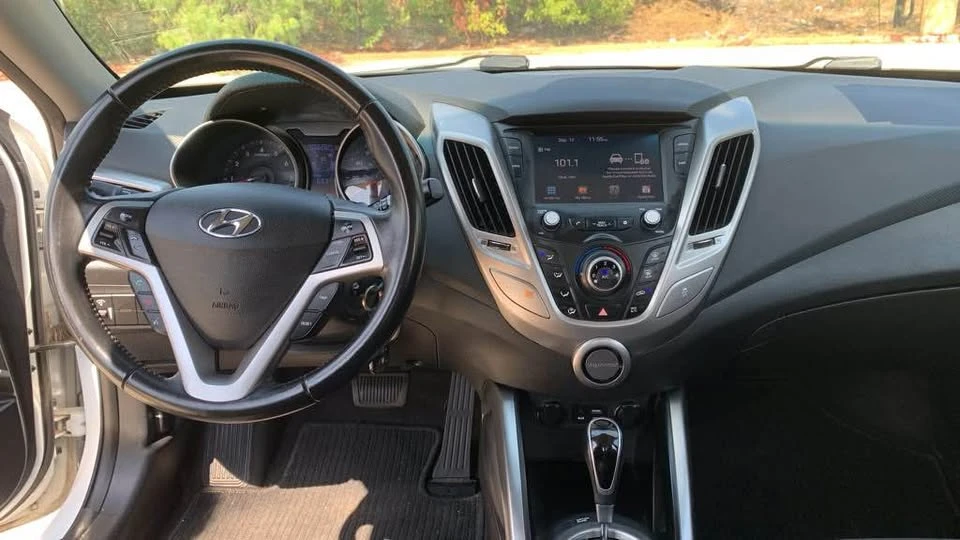 2017 Hyundai Veloster - Image 4 of 8