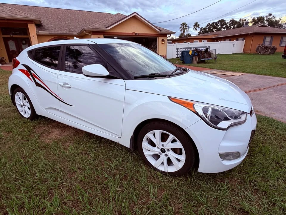 2017 Hyundai Veloster - Image 2 of 15