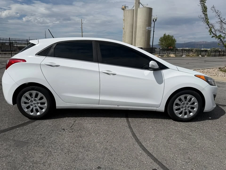 2017 Hyundai Elantra - Image 8 of 19
