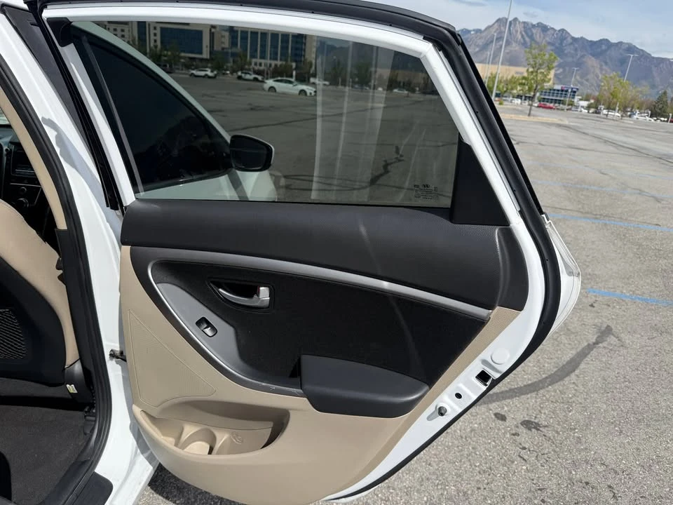 2017 Hyundai Elantra - Image 11 of 19