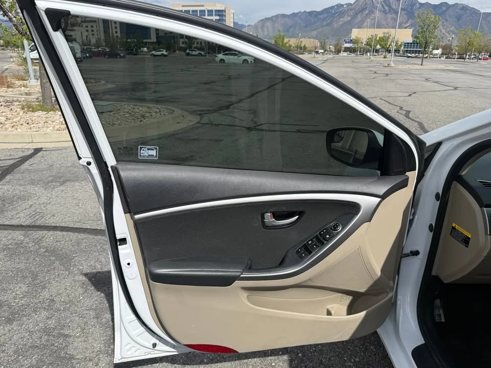 2017 Hyundai Elantra - Image 13 of 19