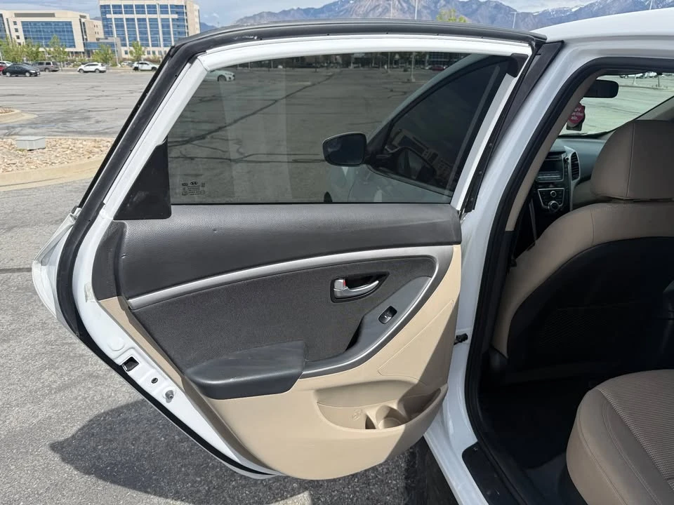 2017 Hyundai Elantra - Image 9 of 19