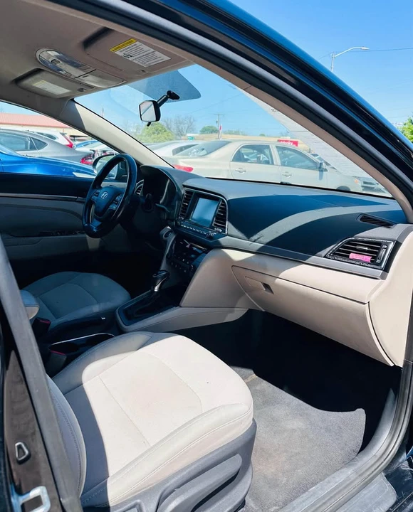 2017 Hyundai Elantra - Image 4 of 15
